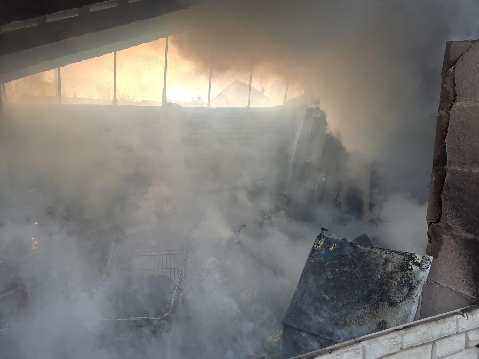 Požiar stavby pri rodinnom dome v Maduniciach.