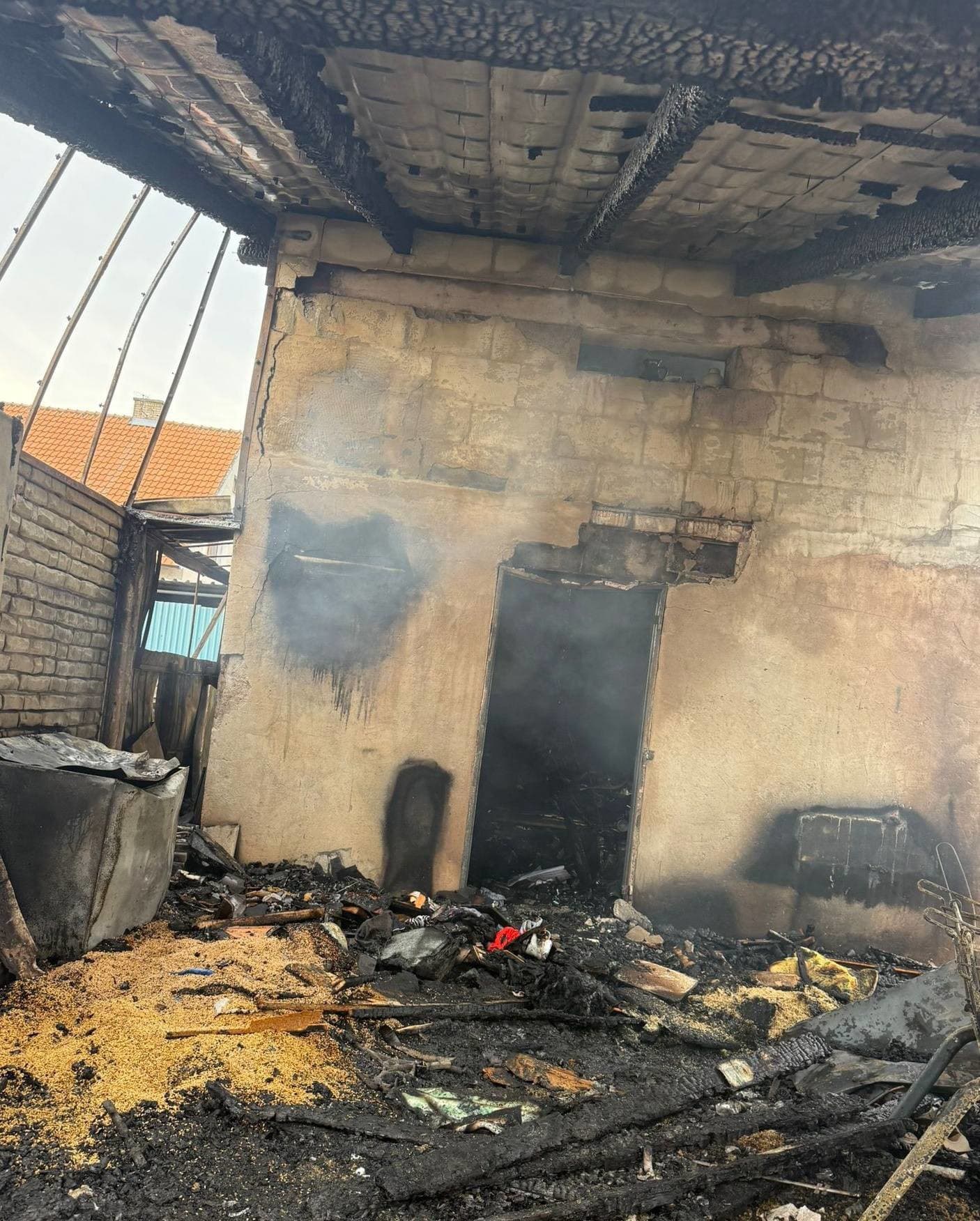 Požiar stavby pri rodinnom dome v Maduniciach.