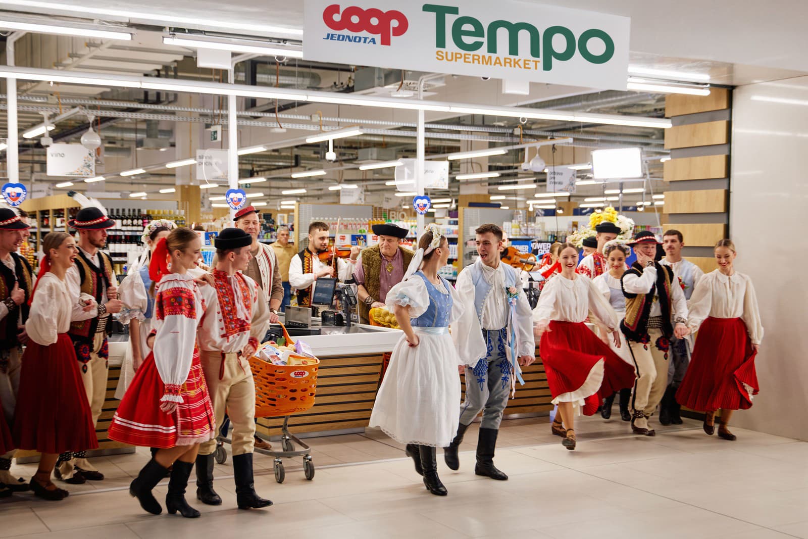 Slováci veria COOP Jednote.