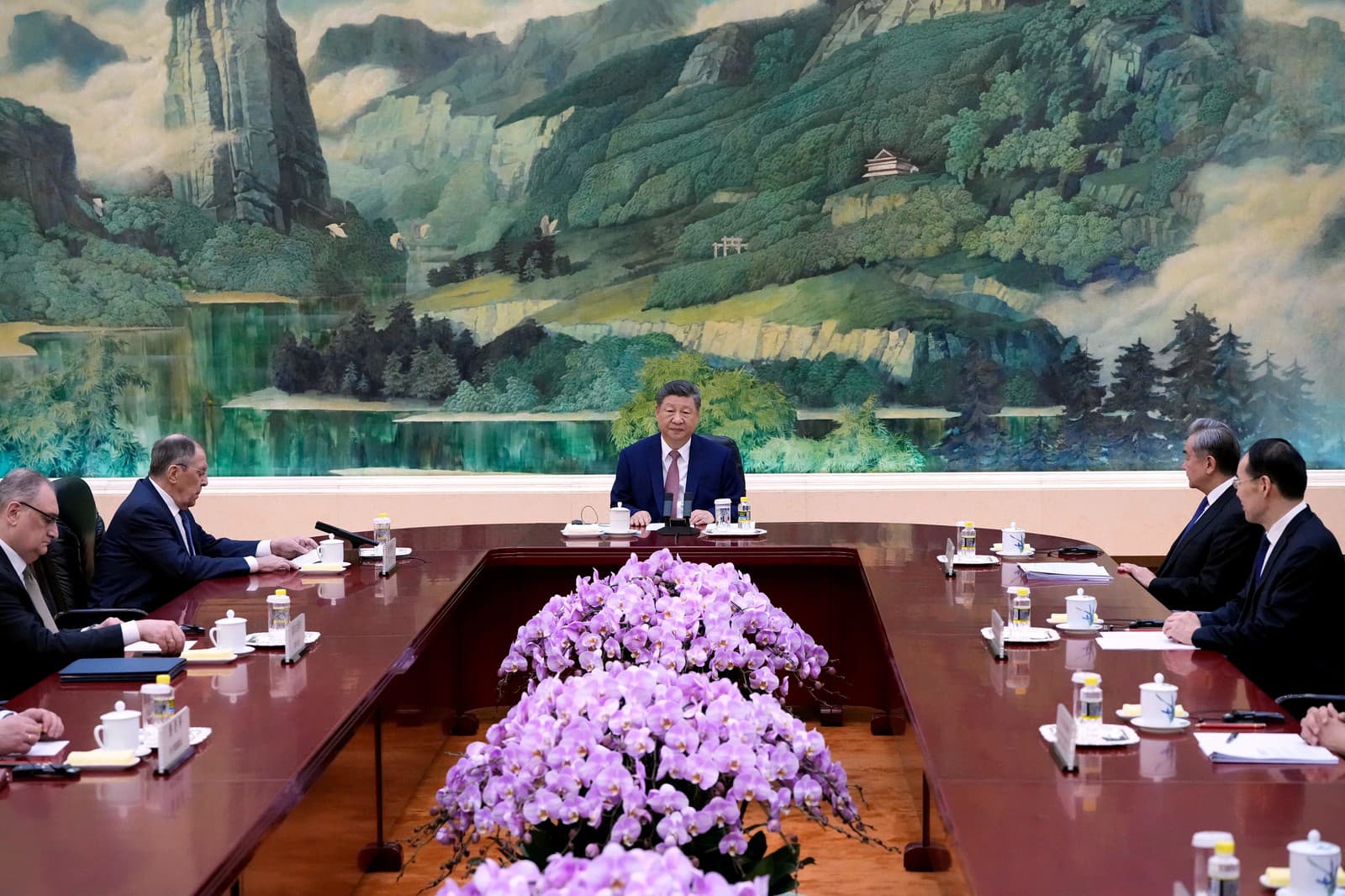 Ruský minister zahraničných vecí Sergej Lavrov (druhý zľava) a čínsky prezident Si Ťin-pching (vpravo) vedú rozhovor vo Veľkej sále ľudu v Pekingu.