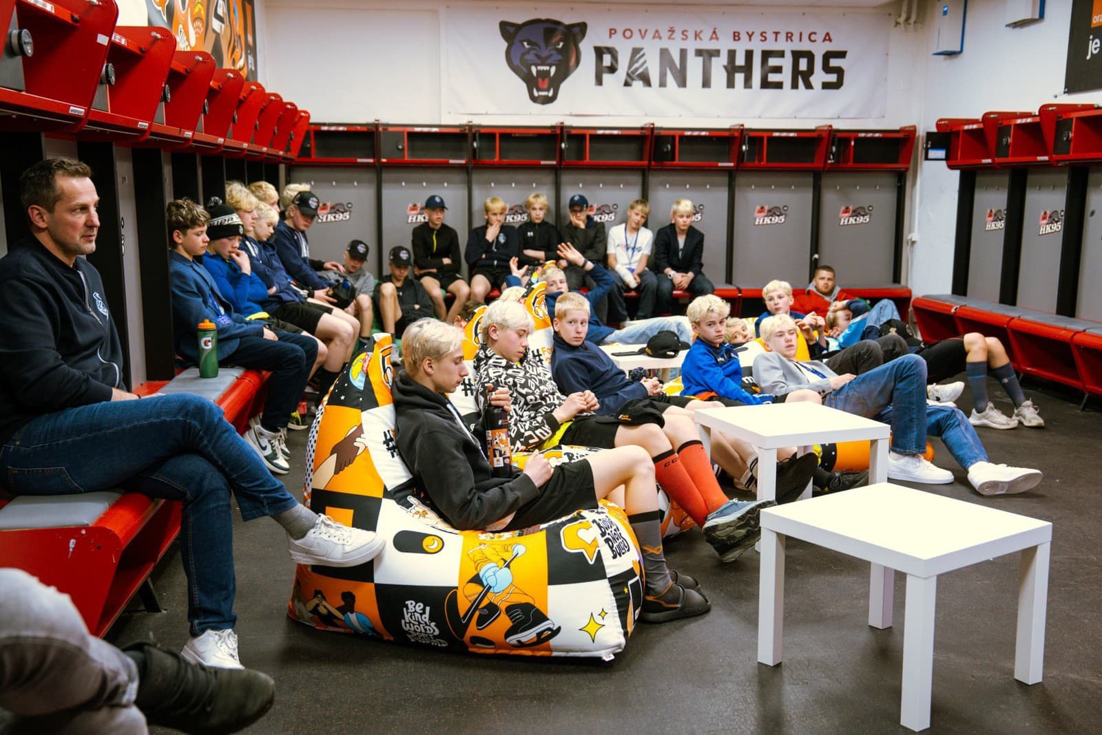 Mladé hokejové talenty mali možnosť zažiť vzdelávanie v oblasti digitálnej bezpečnosti v rámci iniciatívy #ForGoodConnections.