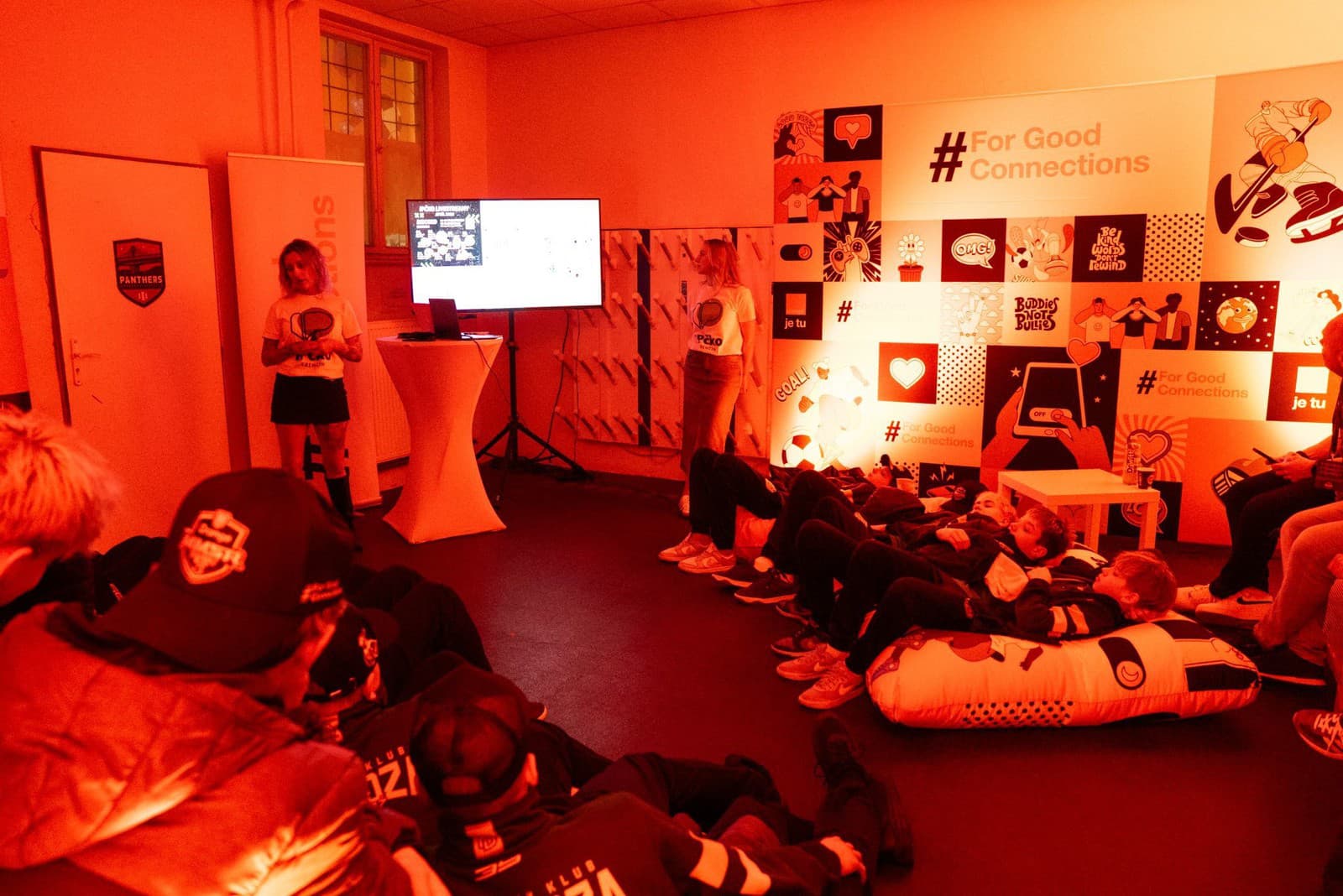 Mladé hokejové talenty mali možnosť zažiť vzdelávanie v oblasti digitálnej bezpečnosti v rámci iniciatívy #ForGoodConnections.