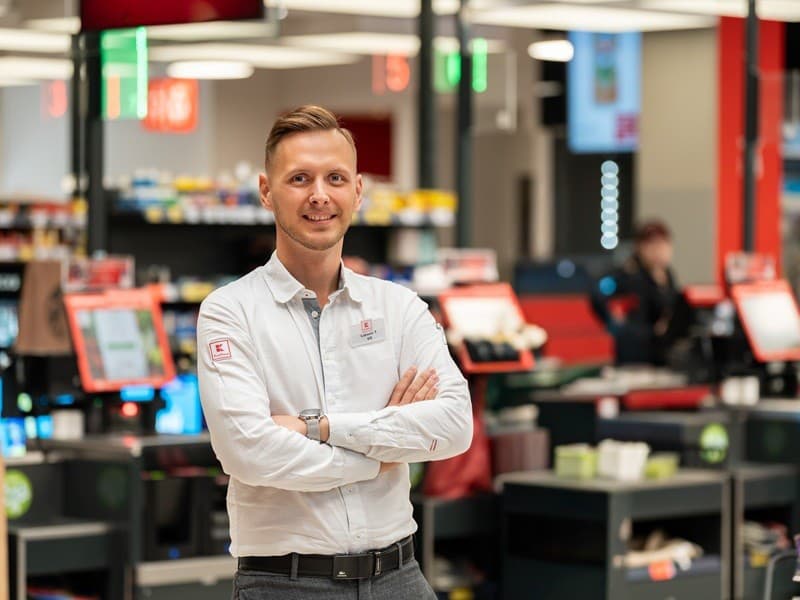 Vedúci oddelenia pokladní Ľubomír Tulinský pracuje v košickej predajni už tri roky.