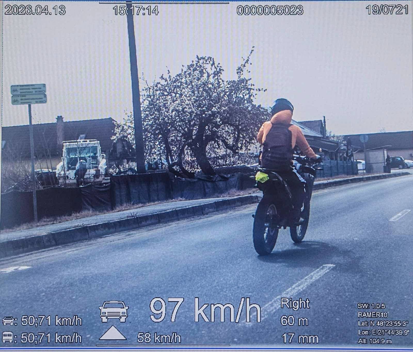 Opitý motorkár na chodníku