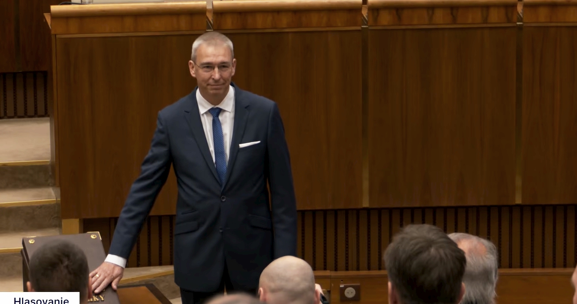 Hajko nesúhlasil so smerovaním