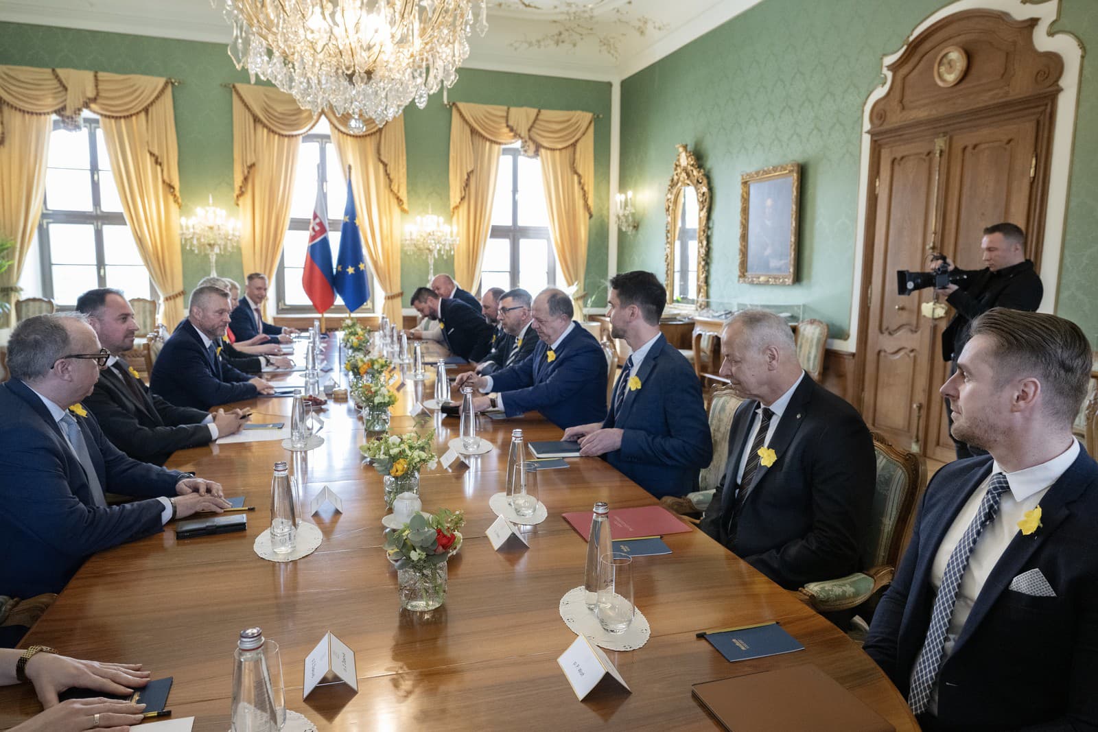 Na snímke prezident SR Peter Pellegrini (tretí zľava) a sprava viceprezident Únie miest Slovenska (ÚMS) a primátor mesta Dubnica nad Váhom Peter Wolf, viceprezident ÚMS a primátor mesta Banská Bystrica Ján Nosko, podpredseda združenia Samosprávne kraje Slovenska (SK8) a predseda Banskobystrického samosprávneho kraja Ondrej Lunter, prezident Únie miest Slovenska (ÚMS) a primátor Trenčína Richard Rybníček,  predseda Združenia miest a obcí Slovenska (ZMOS) Jozef Božik, predseda združenia Samosprávne kraje Slovenska (SK8) a predseda Trnavského samosprávneho kraja (TTSK) Jozef Viskupič, 1. podpredseda ZMOS-u Martin Červenka, podpredseda ZMOS-u a predseda komory miest Branislav Tréger a podpredsedníčka ZMOS-u a predsedníčka komory obcí Božena Kováčová rokujú počas prijatia predstaviteľov ZMOS-u, SK8 a ÚMS v Prezidentskom paláci