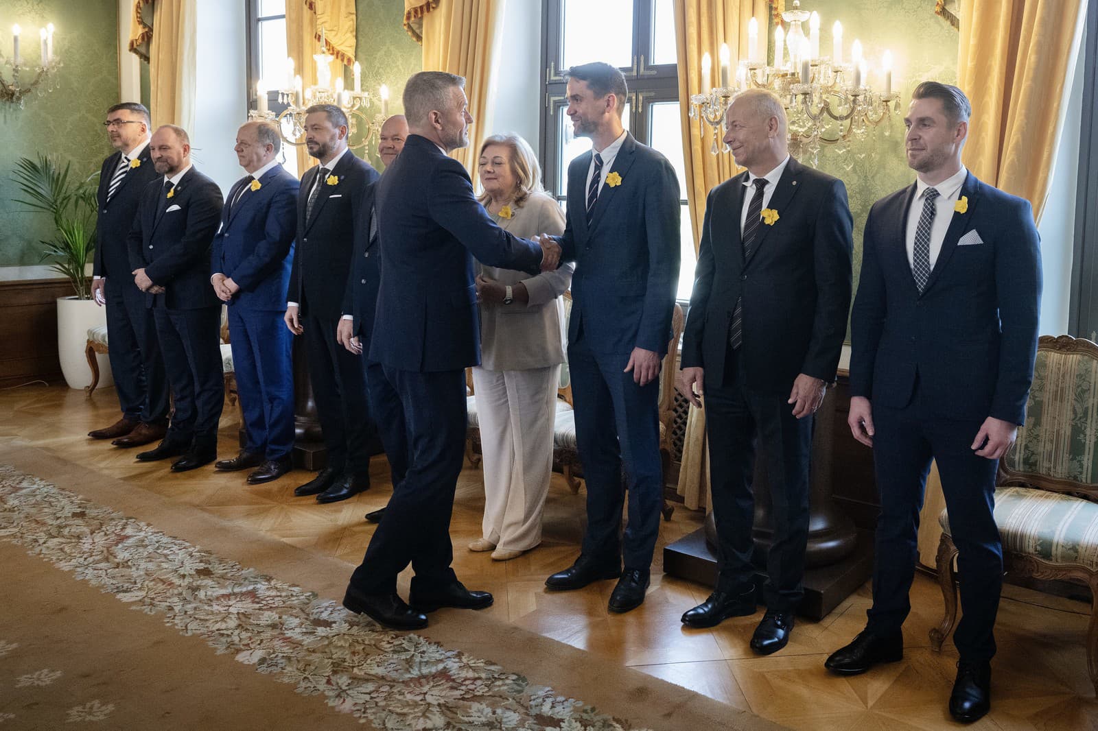 Na snímke zľava predseda Združenia miest a obcí Slovenska (ZMOS) Jozef Božik, predseda združenia Samosprávne kraje Slovenska (SK8) a predseda Trnavského samosprávneho kraja (TTSK) Jozef Viskupič, prezident Únie miest Slovenska (ÚMS) a primátor Trenčína Richard Rybníček, 1. podpredseda ZMOS-u Martin Červenka, podpredseda ZMOS-u a predseda komory miest Branislav Tréger, prezident SR Peter Pellegrini, podpredsedníčka ZMOS-u a predsedníčka komory obcí Božena Kováčová, podpredseda SK8 a predseda Banskobystrického samosprávneho kraja Ondrej Lunter, viceprezident ÚMS a primátor mesta Banská Bystrica Ján Nosko, viceprezident ÚMS a primátor mesta Dubnica nad Váhom Peter Wolf sa zdravia počas prijatia predstaviteľov ZMOS-u, SK8 a ÚMS v Prezidentskom paláci.