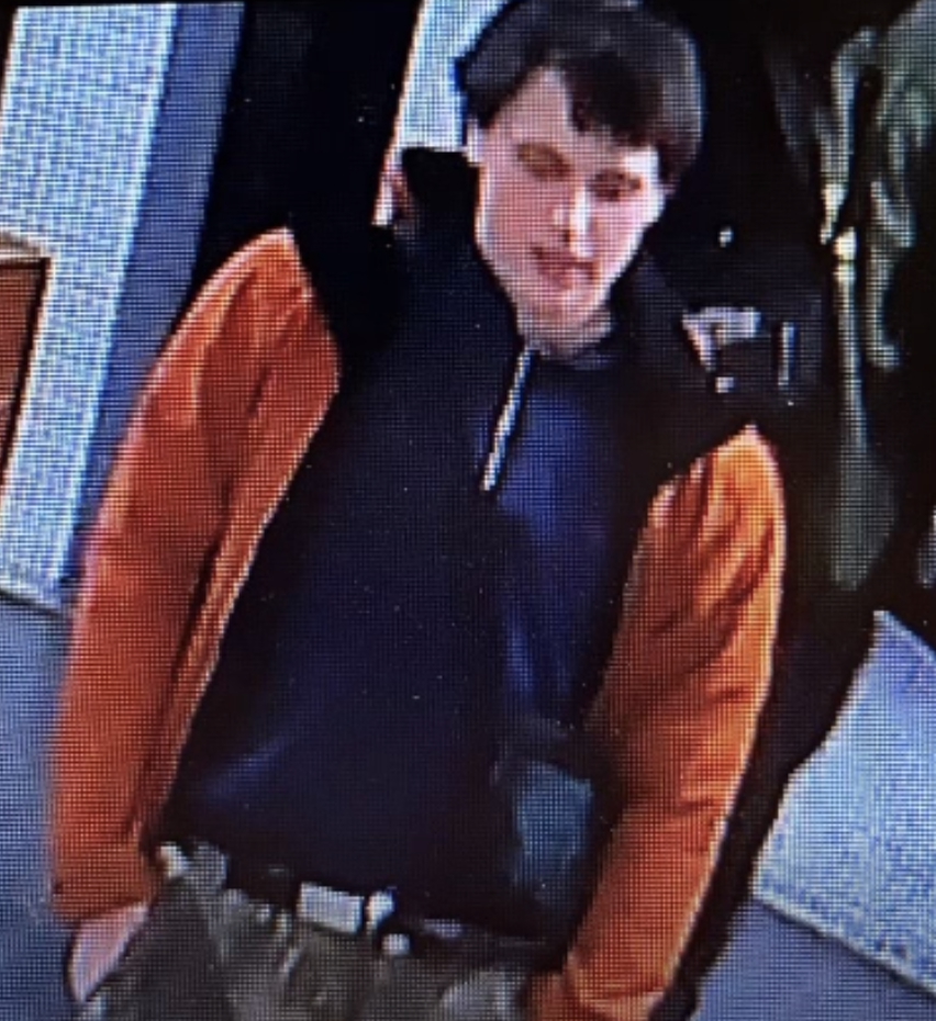 Polícia pátra po páchateľoch, ktorý popísali interiér obchodného centra v Bratislave.