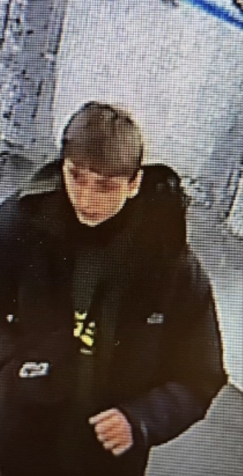 Polícia pátra po páchateľoch, ktorý popísali interiér obchodného centra v Bratislave.