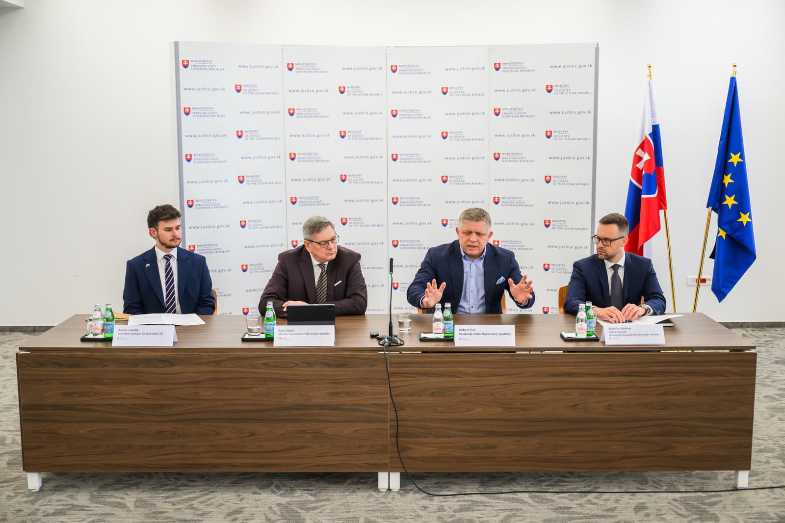 Na snímke zľava zástupca Kancelárie SR pred súdmi EÚ Adrián Lukáčik, minister spravodlivosti SR Boris Susko (Smer-SD), predseda vlády SR Robert Fico (Smer-SD) a štátny tajomník Ministerstva hospodárstva SR Szabolcs Hodosy.