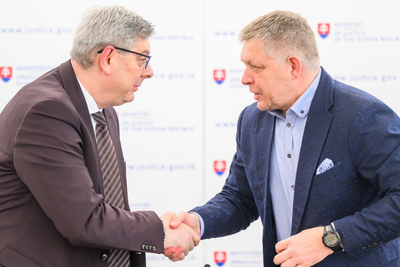 Na snímke zľava minister spravodlivosti SR Boris Susko (Smer-SD) a predseda vlády SR Robert Fico.