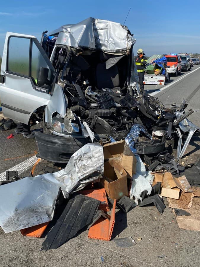 Z dodávky ostal po náraze kus šrotu, vodič zomrel na mieste