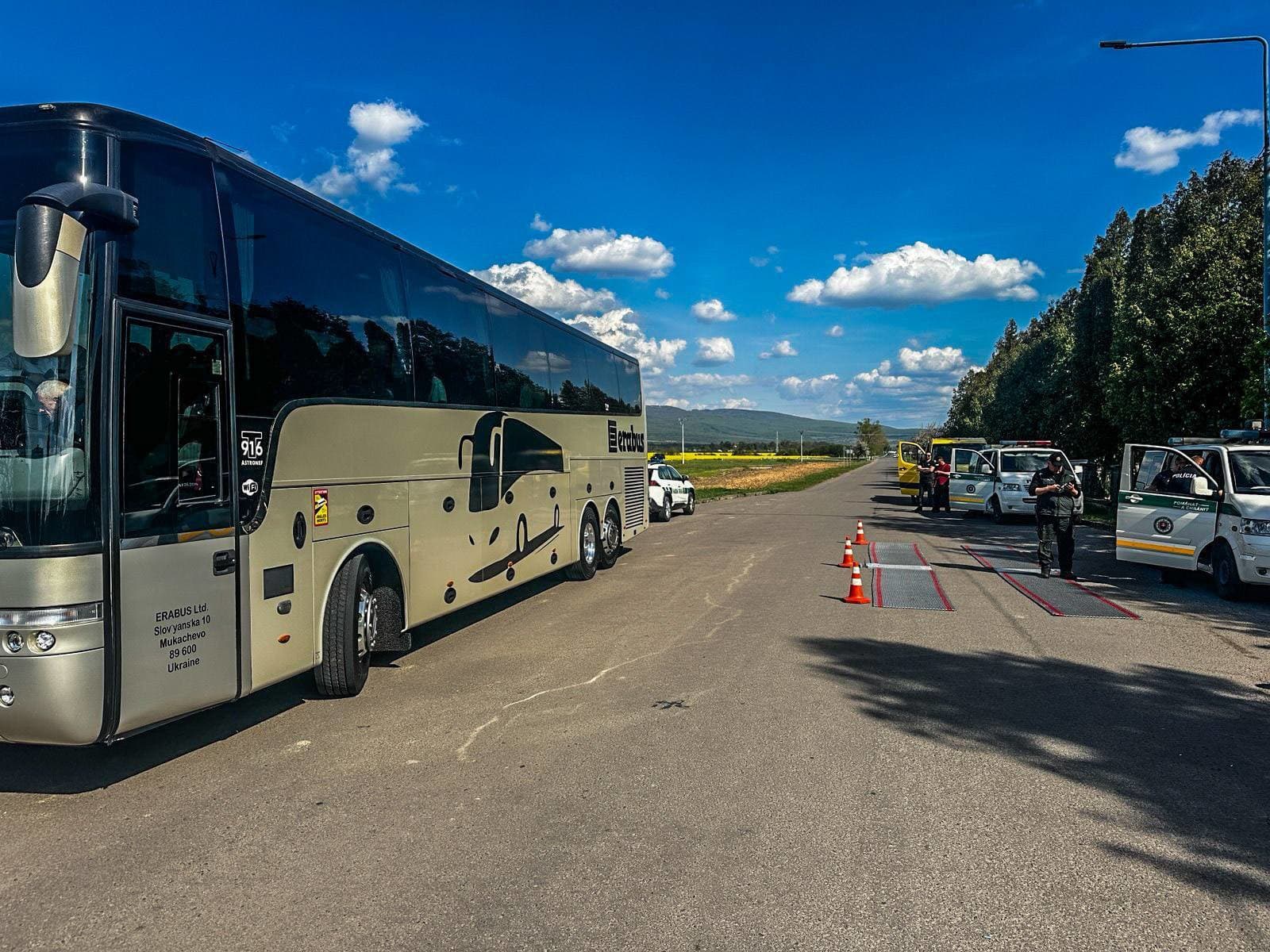Policajti odhalili pri kontrolách osem preťažených dodávok.