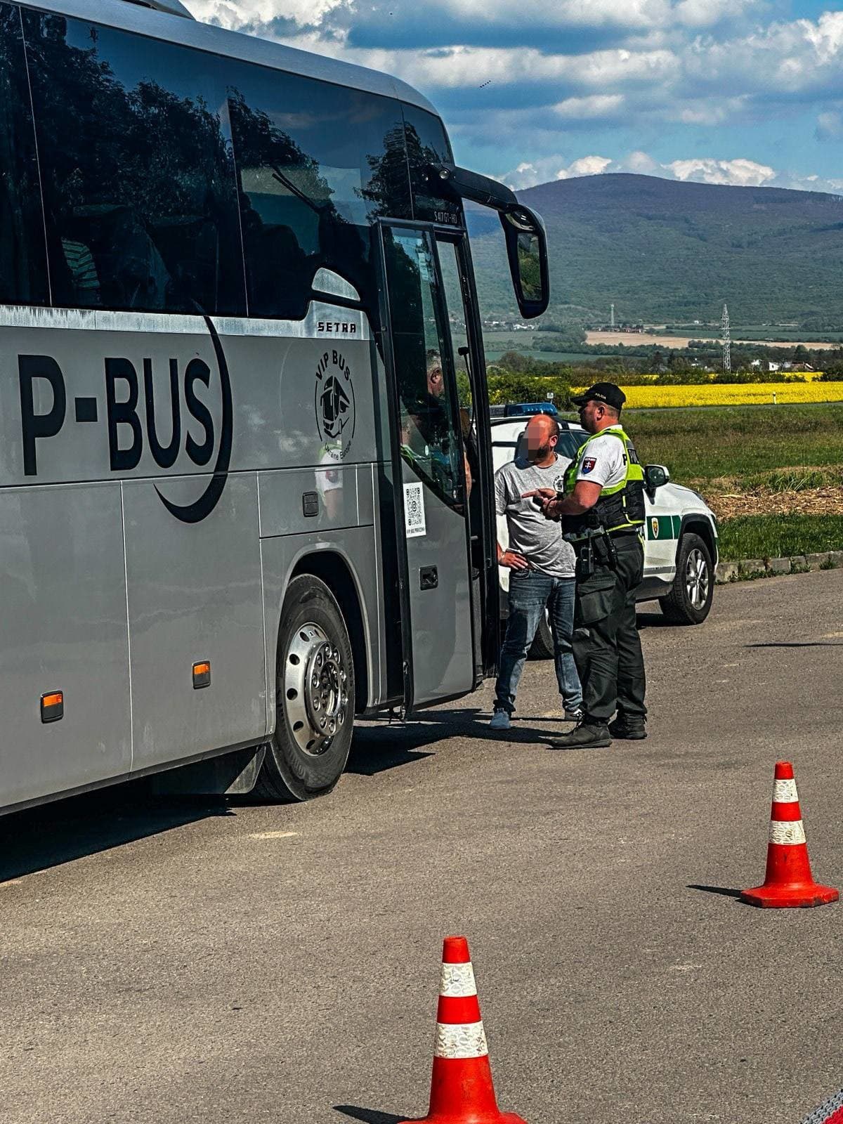 Policajti odhalili pri kontrolách osem preťažených dodávok.