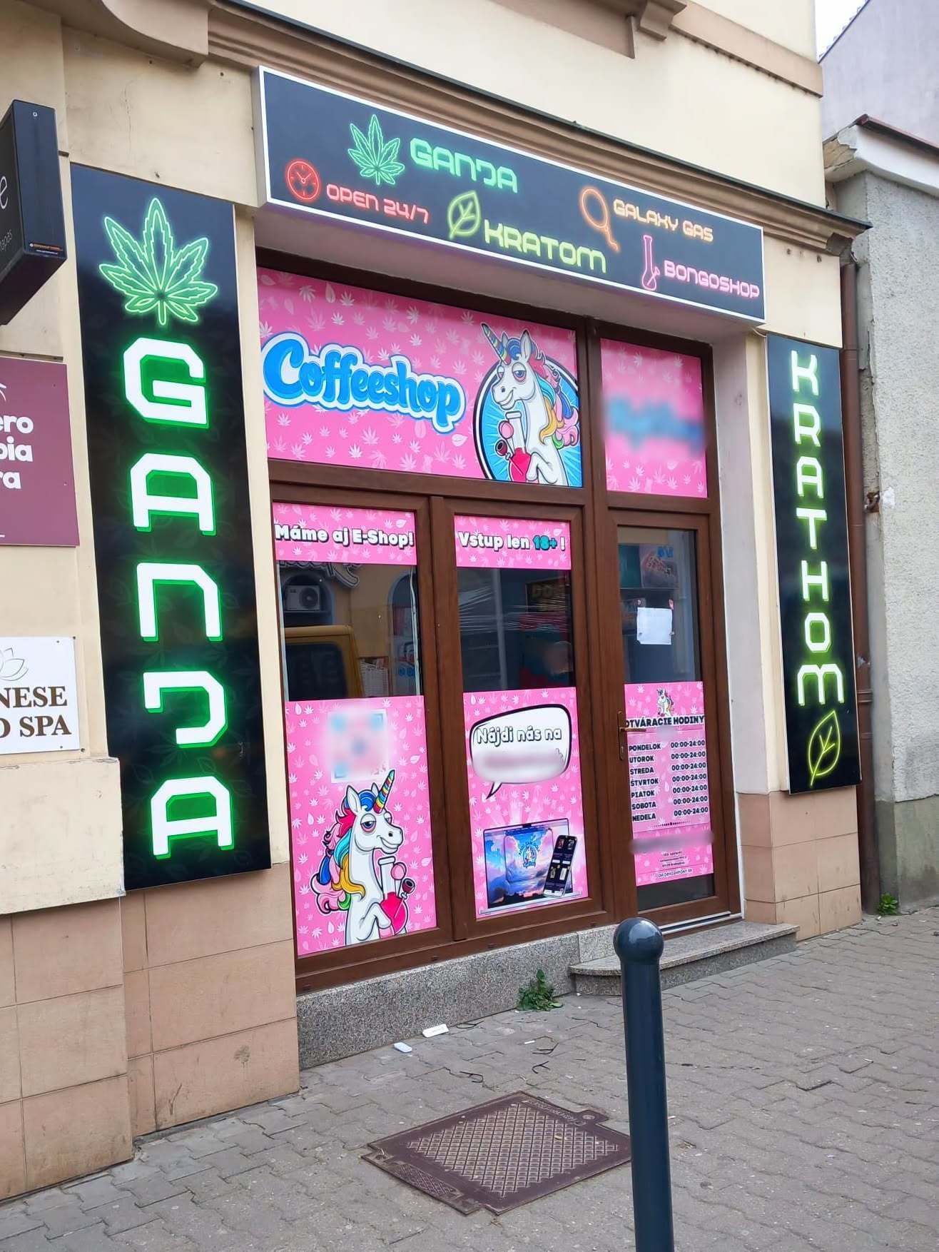 Kriminalisti zaistili automat na nebezpečné psychoaktívne látky.