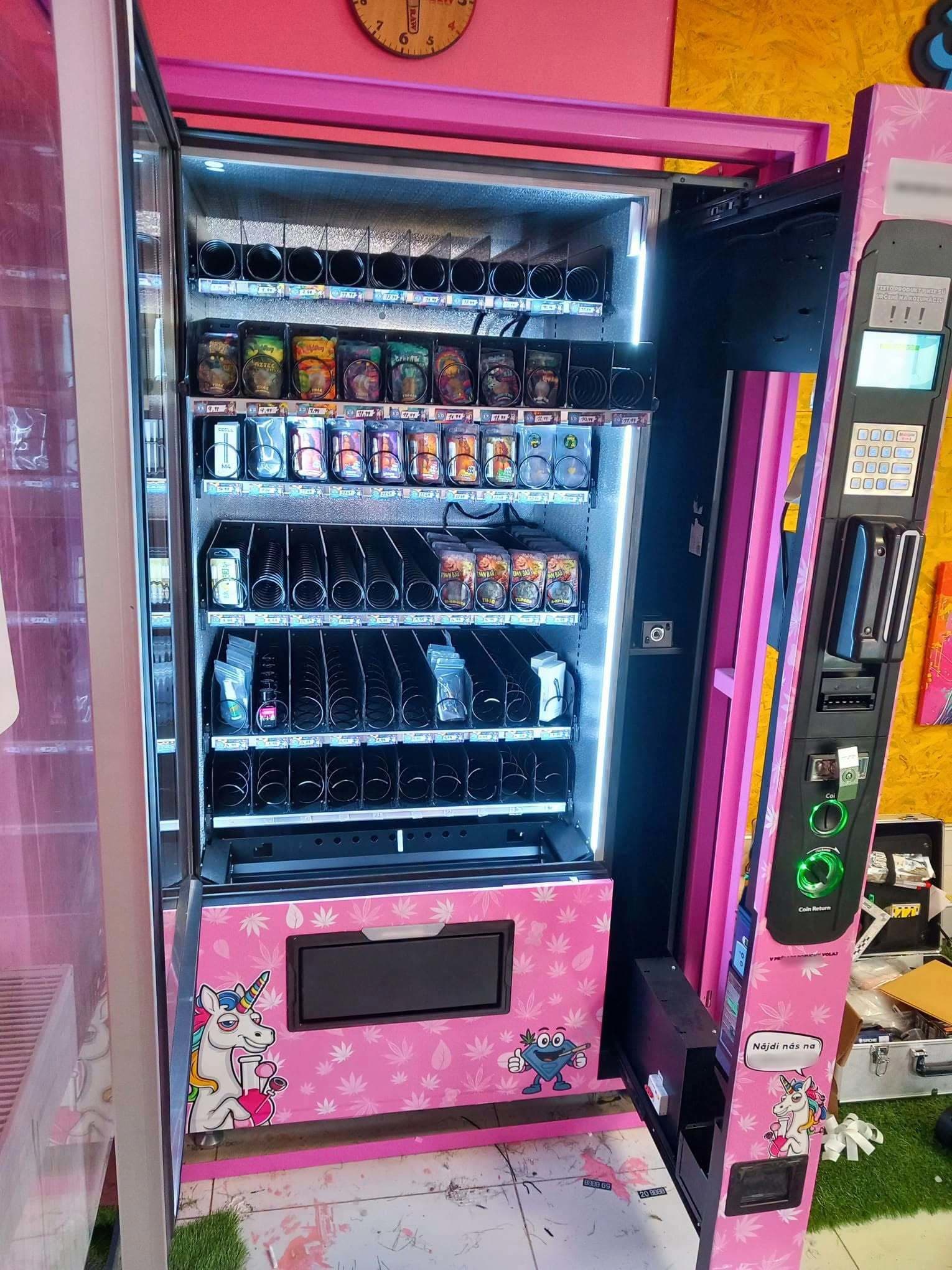 Kriminalisti zaistili automat na nebezpečné psychoaktívne látky.