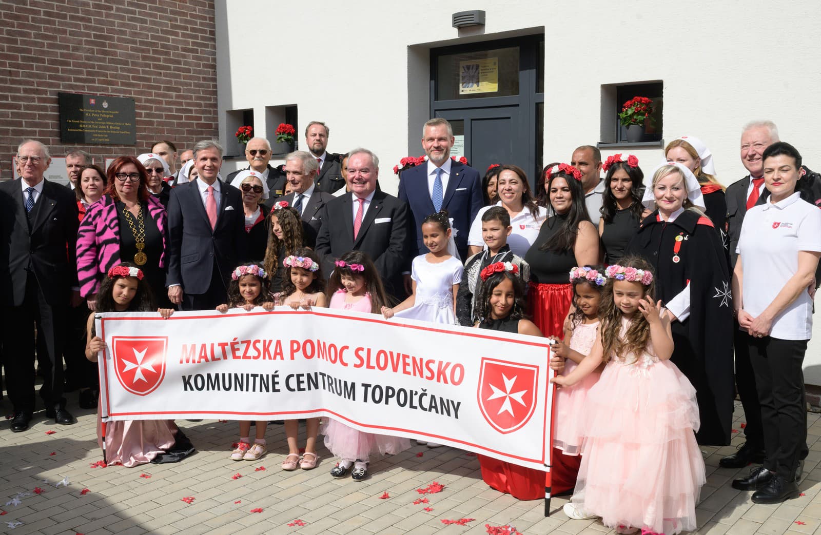 Prezident odhalil s veľmajstrom Maltézskeho rádu pamätnú tabuľu v Topoľčanoch.