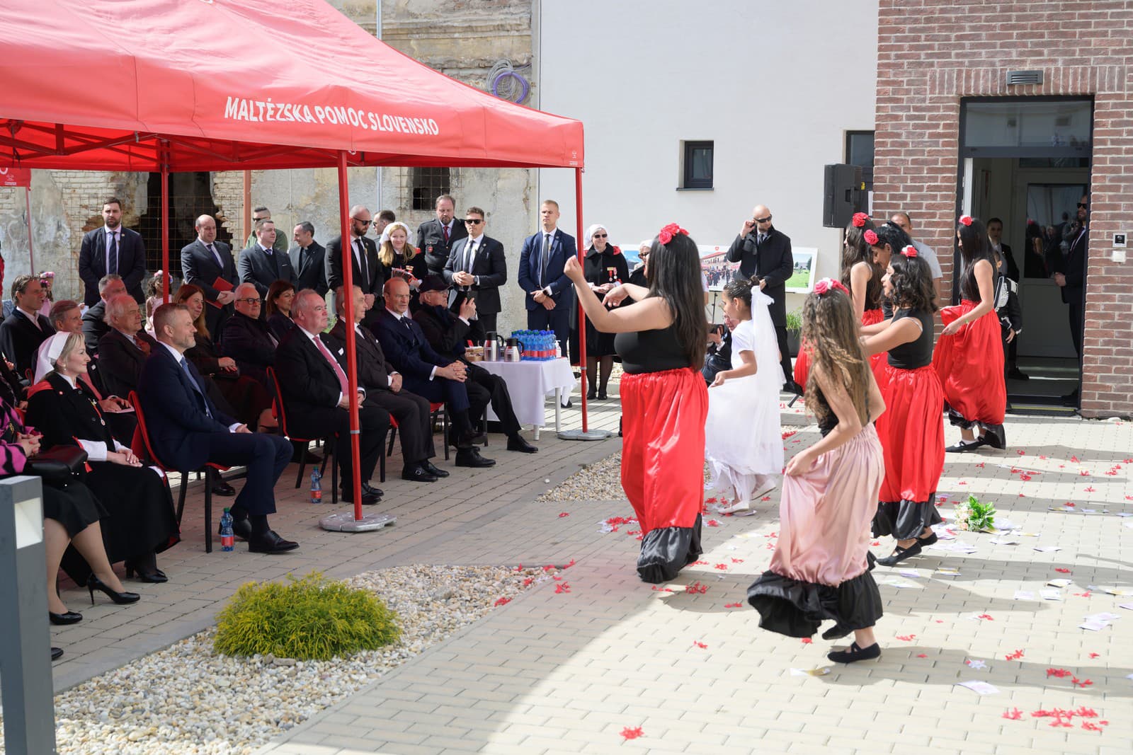 Prezident odhalil s veľmajstrom Maltézskeho rádu pamätnú tabuľu v Topoľčanoch.