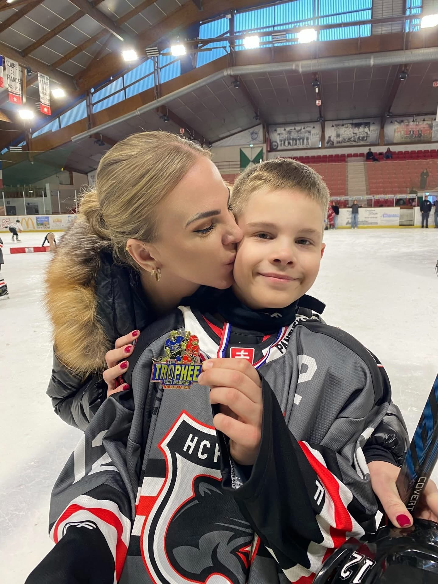 Barbora Balúchová so synom na hokejovom turnaji.