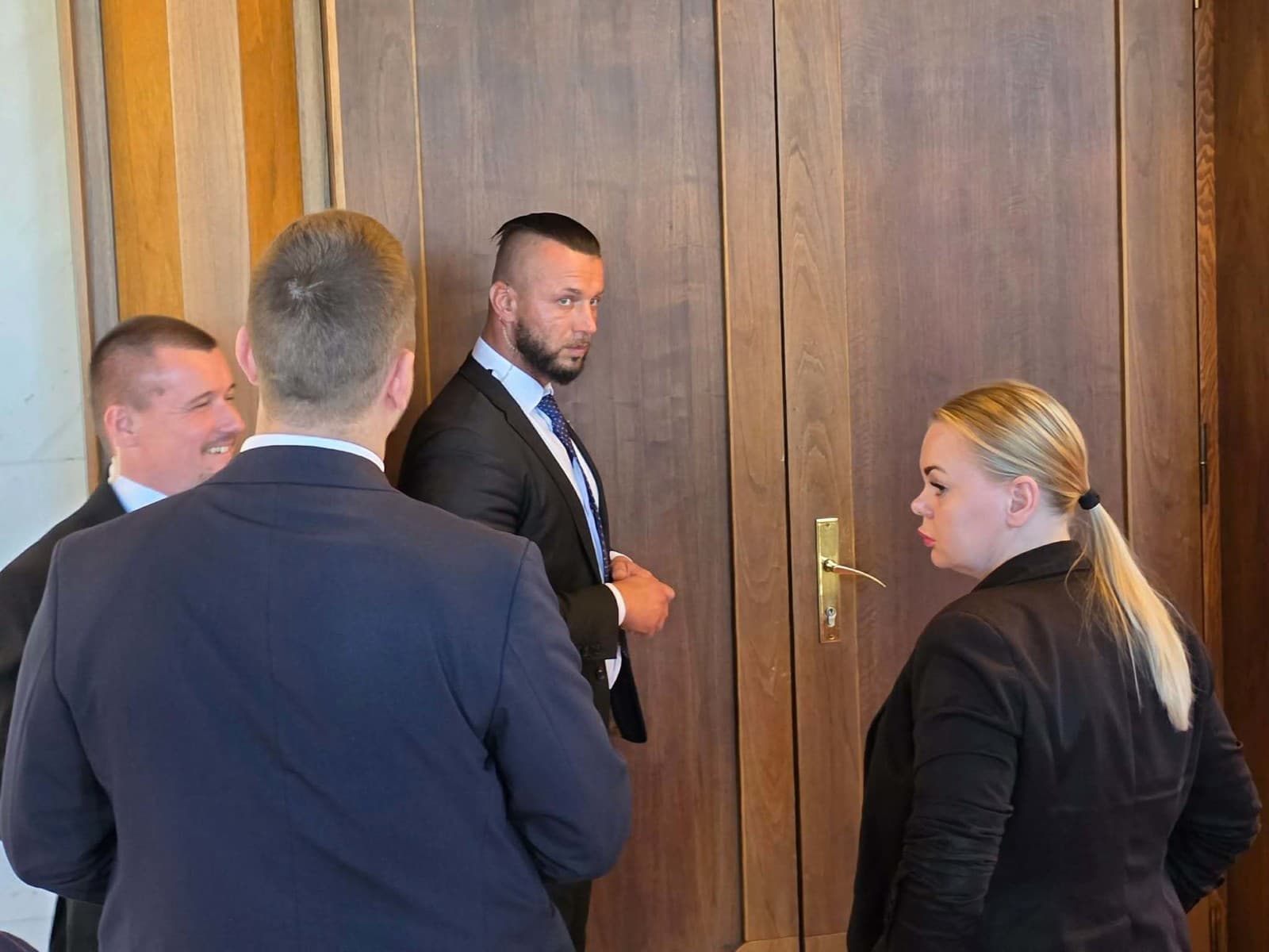 Pred sálou stoja príslušníci Úradu pre ochranu ústavných činiteľov.