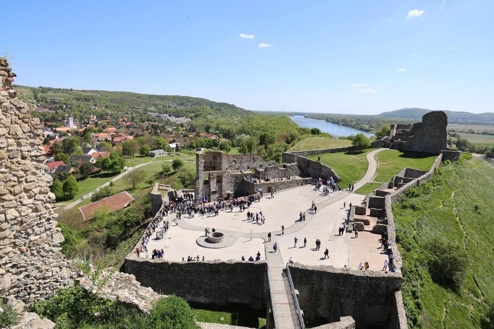 Spomienkové podujatie pri príležitosti 190. výročia historického výstupu štúrovskej mládeže na hrad Devín.