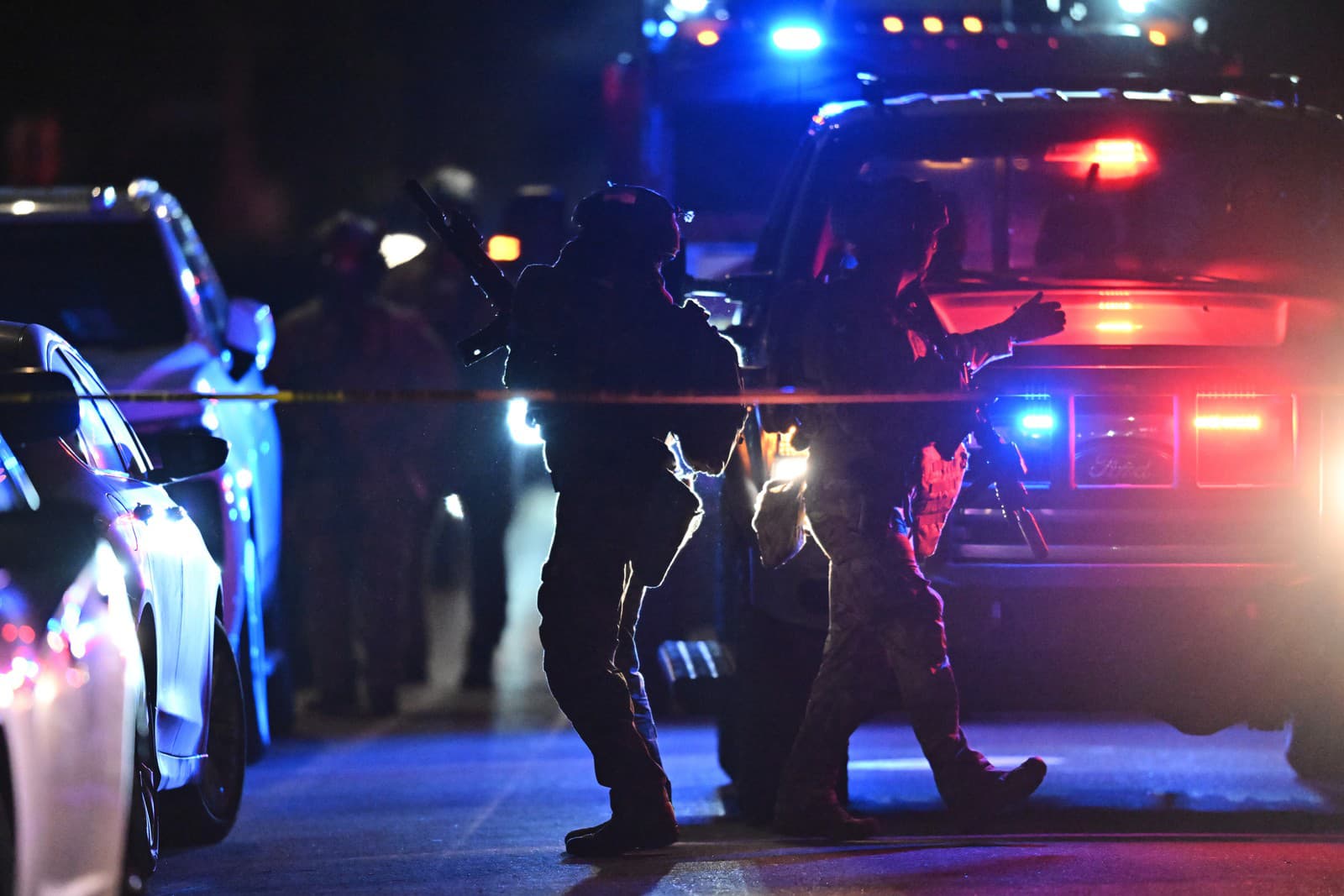 Príslušníci bezpečnostných zložiek zasahujú na adrese spojenej s Coleom Tomasom Allenom, podozrivým zo streľby na večeri korešpondentov Bieleho domu.