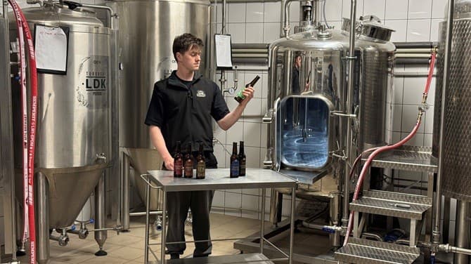 Pivovarníkom v remeselnom pivovare LDK je mladý talent Dárius Rádi