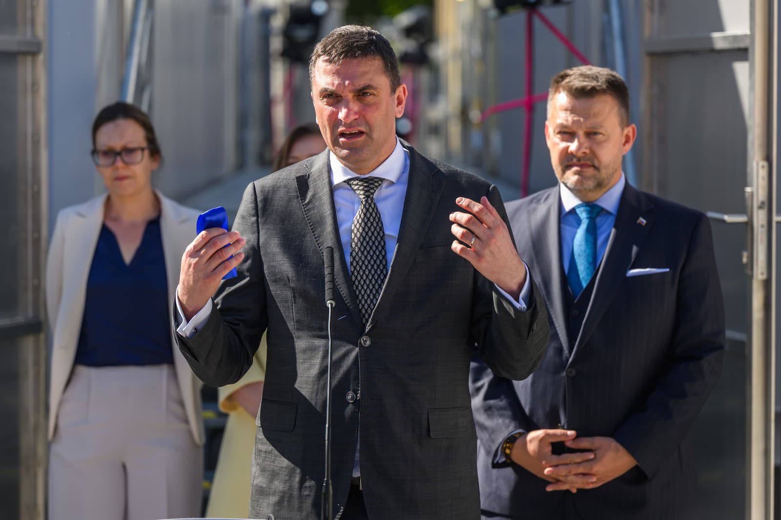 Na snímke zľava koordinátorka projektu Lucia Demovičová, predseda SAV Martin Venhart a minister investícií, regionálneho rozvoja a informatizácie SR Samuel Migaľ (nominant Smer-SD) počas tlačovej konferencie k spusteniu superpočítača Perun v Slovenskej akadémii vied