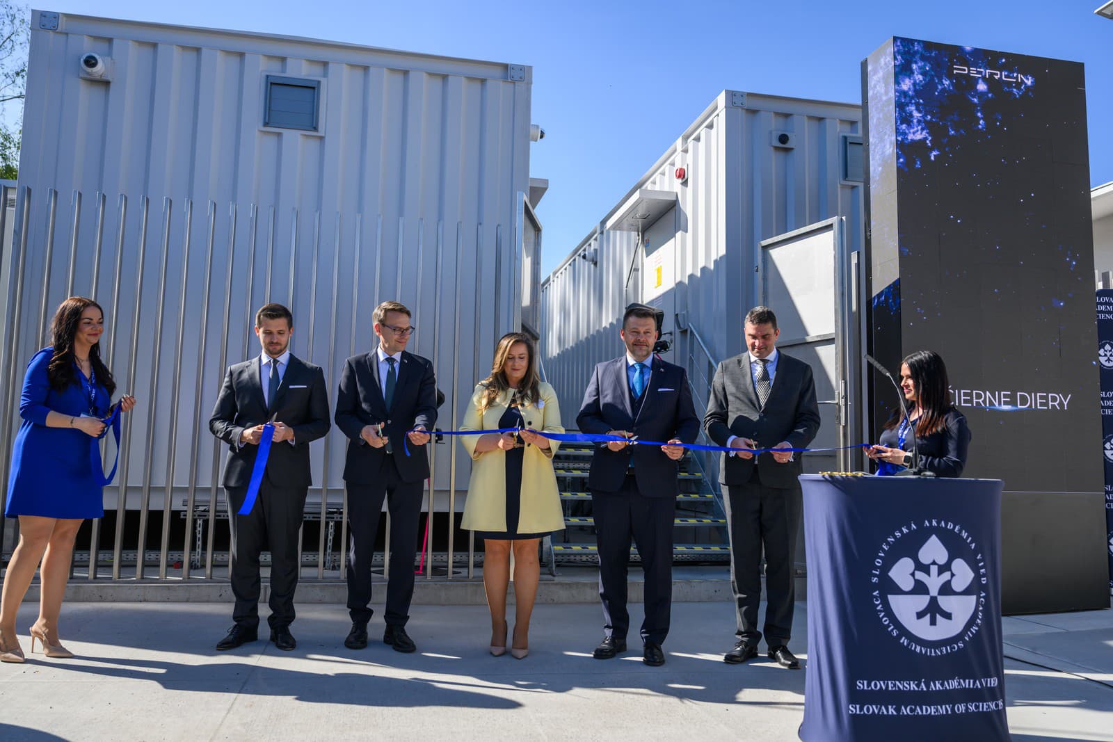 Na snímke zľava štátny tajomník MŠVVaM SR pre výskum, vývoj, mládež a inklúziu Ján Hrinko, vedúci Zastúpenia Európskej komisie na Slovensku Peter Stano, generálna riaditeľka Centra spoločných činností SAV, v. v. i. Nikola Kovaničová, minister investícií, regionálneho rozvoja a informatizácie SR Samuel Migaľ (nominant Smer-SD) a predseda SAV Martin Venhart strihajú pásku počas tlačovej konferencie k spusteniu superpočítača Perun v Slovenskej akadémii vied.