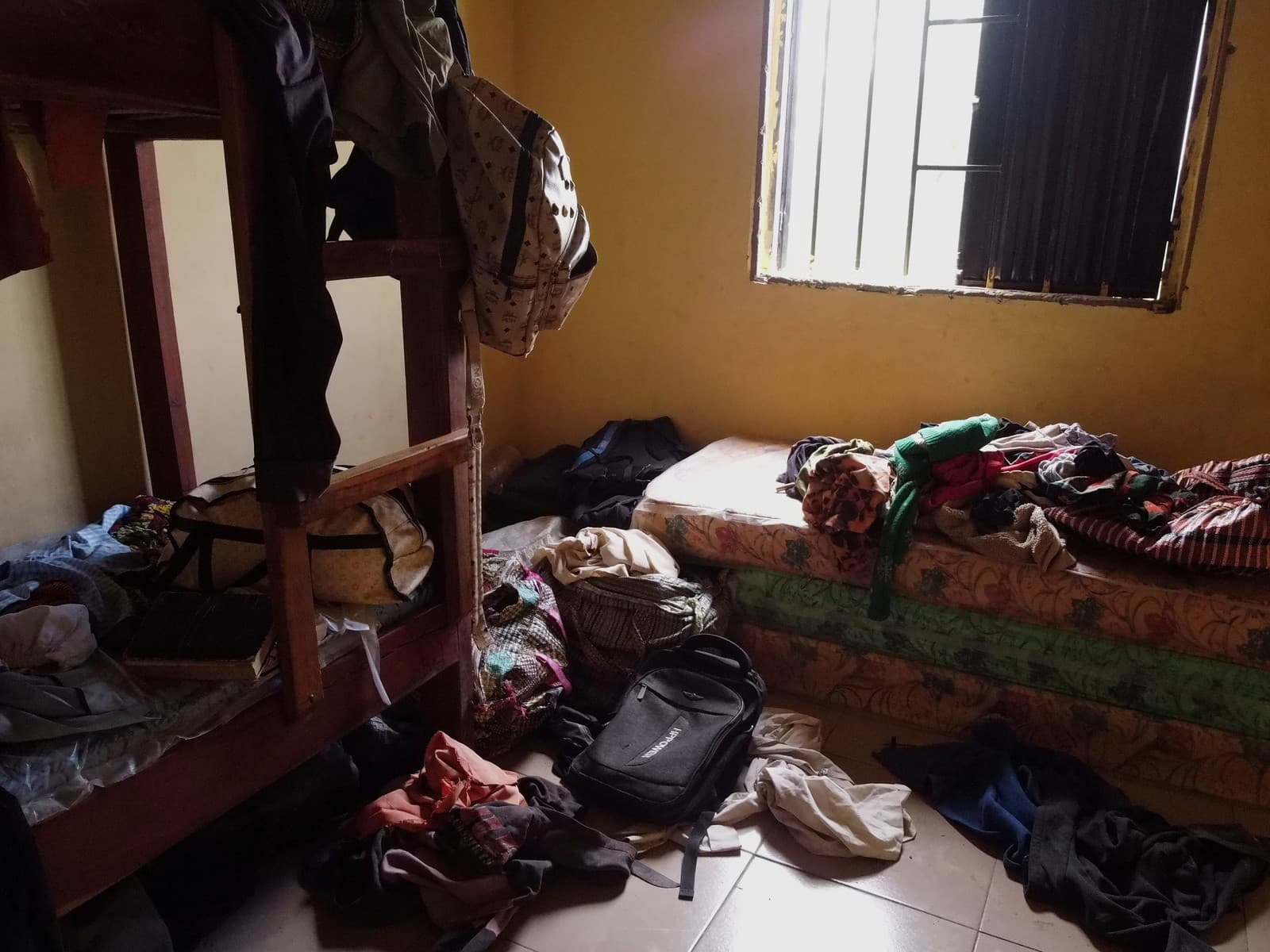 Osobné veci detí z detského domova, do ktorého v nedeľu neskoro večer vtrhli ozbrojenci v nigérijskom meste Lokoja