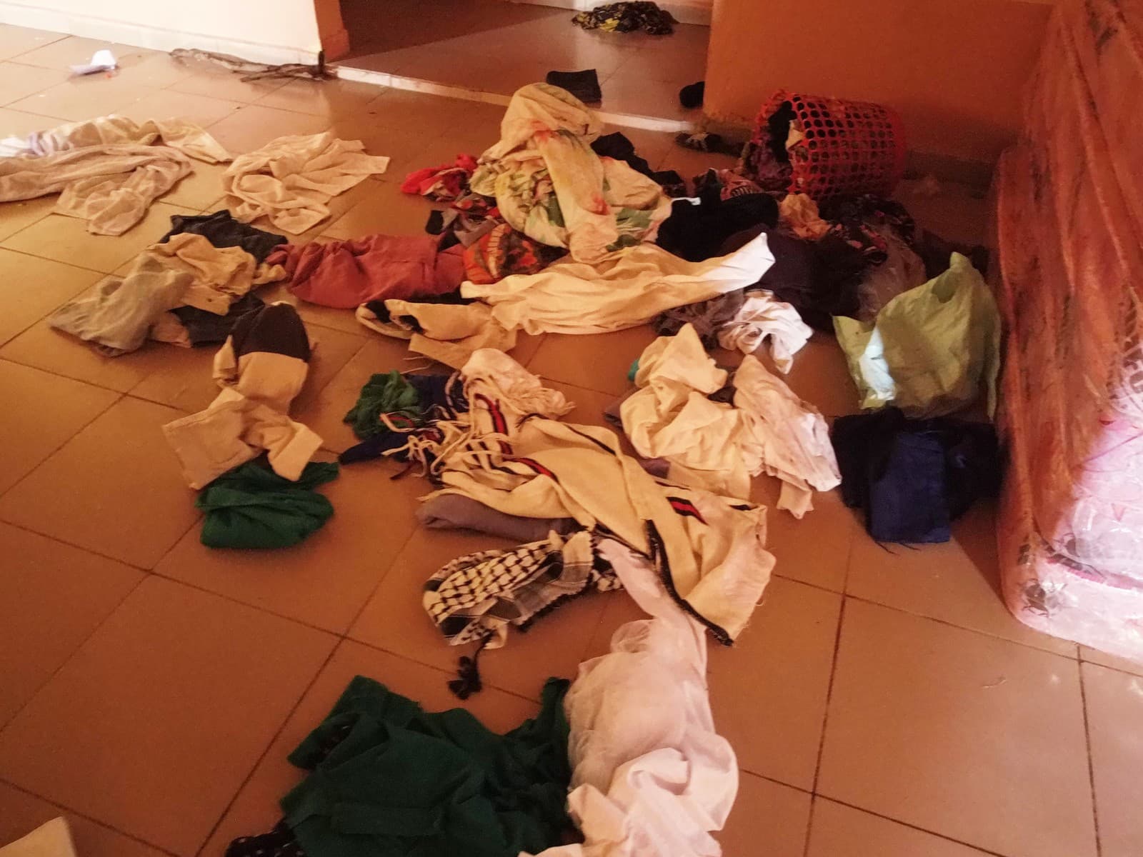 Osobné veci detí z detského domova, do ktorého v nedeľu neskoro večer vtrhli ozbrojenci v nigérijskom meste Lokoja