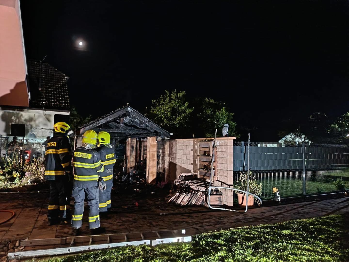 Požiar záhradného altánku v obci Ostrov.