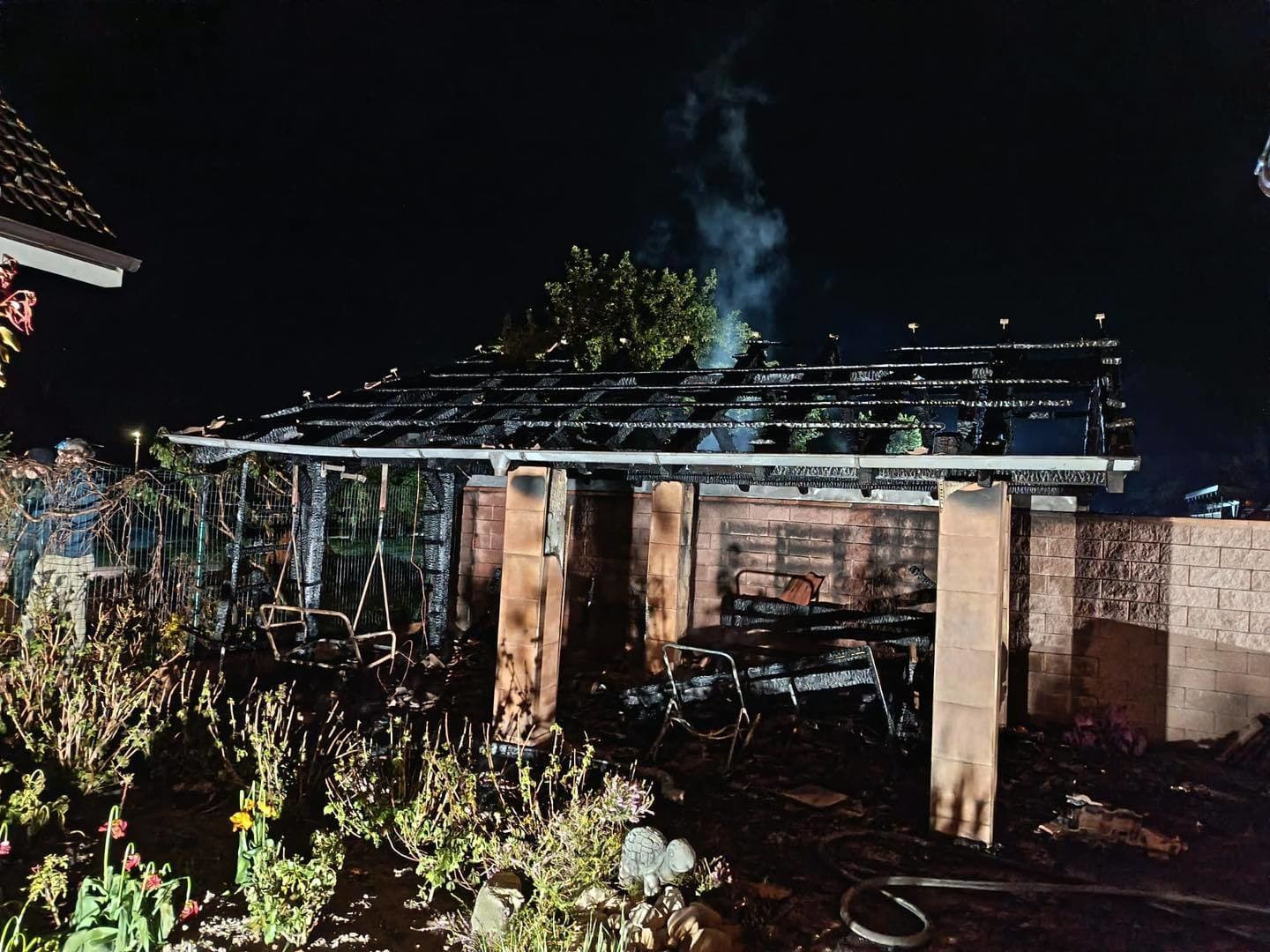 Požiar záhradného altánku v obci Ostrov.