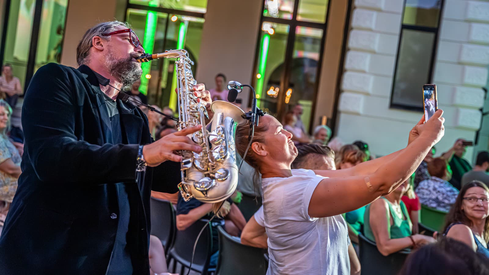 Hudba, smiech, emócie aj