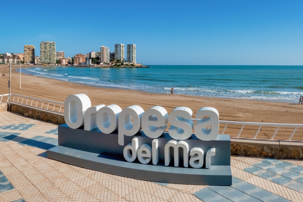 Oropesa del Mar a jej hlavná piesková pláž s pozvoľným vstupom do mora. 