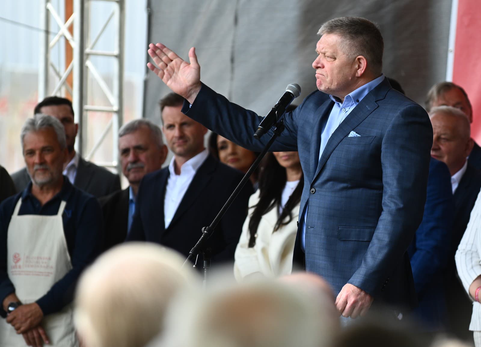 Na snímke sprava predseda strany SMER-SD Robert Fico počas celoslovenských osláv 1. mája v Bánovciach nad Bebravou
