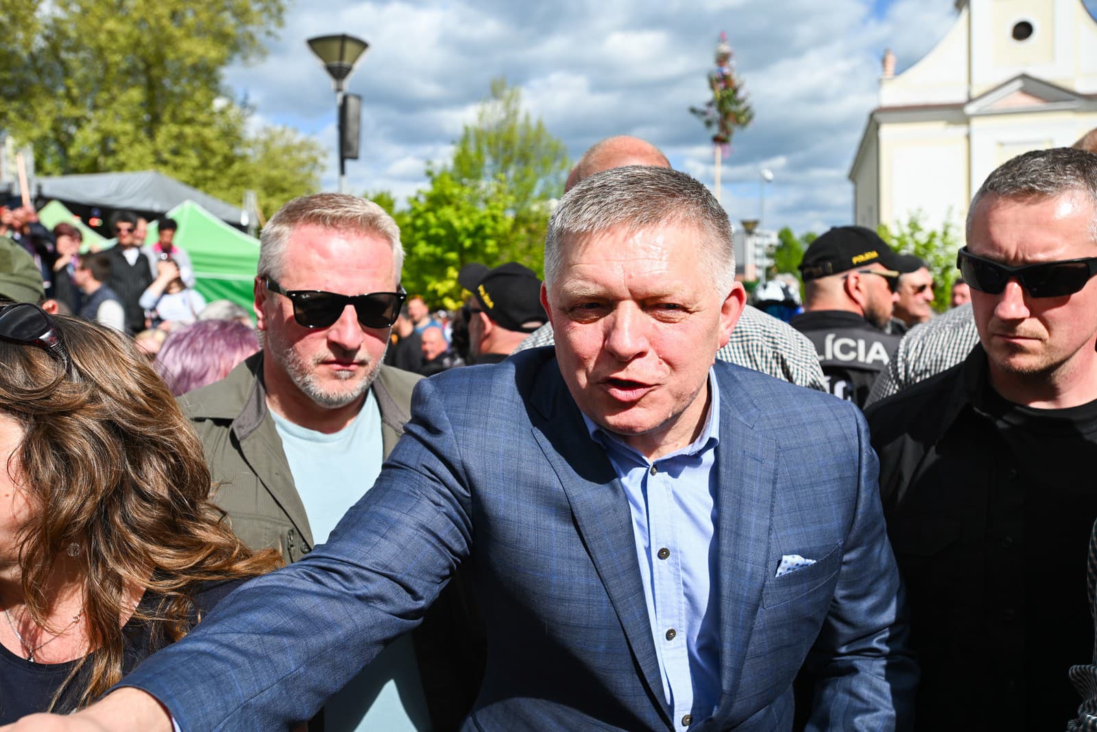 Na snímke v strede predseda strany SMER-SD Robert Fico počas celoslovenských osláv 1. mája v Bánovciach nad Bebravou.