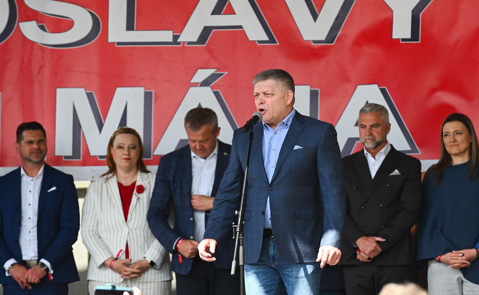 Na snímke tretí sprava predseda strany SMER-SD Robert Fico počas celoslovenských osláv 1. mája v Bánovciach nad Bebravou.