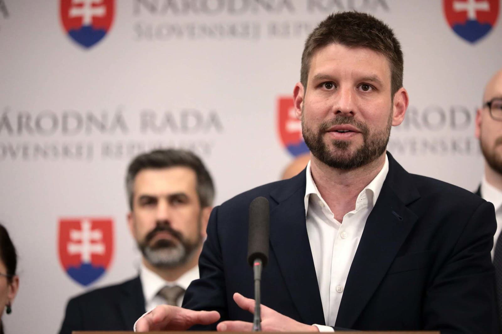 Spor o referendum aj