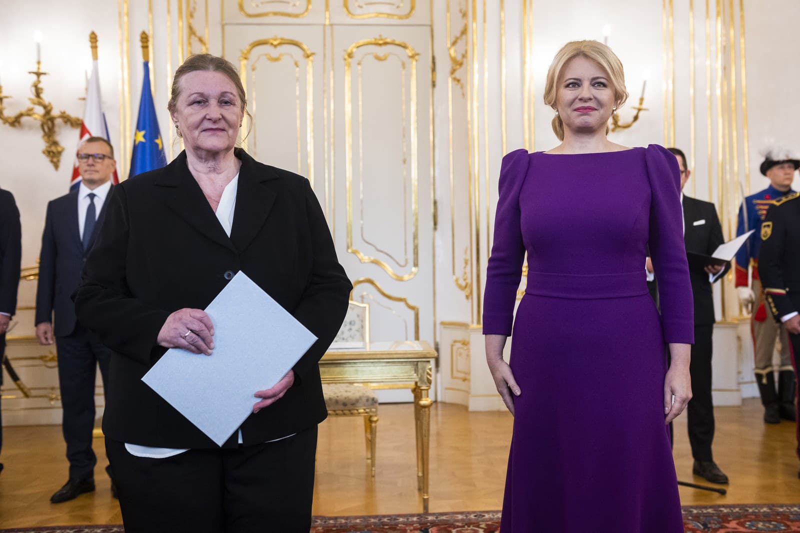 Zuzana Čaputová a Jana Dubovcová počas vymenovania novej vlády odborníkov v pondelok 15. mája 2023.