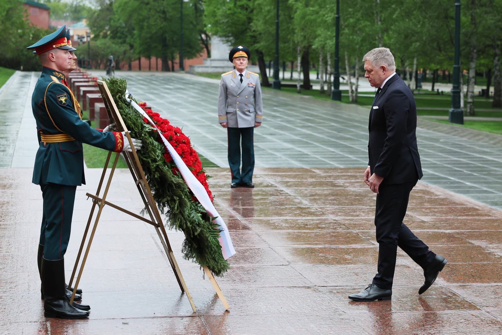 Slovenský premiér Robert Fico počas kladenia kvetov k hrobu neznámeho vojaka v Moskve
