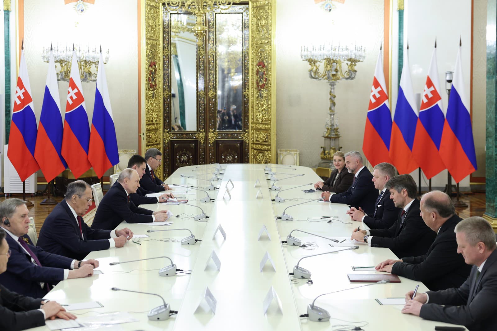Ruský prezident Vladimir Putin, štvrtý zľava, sa rozpráva so slovenským premiérom Robertom Ficom, štvrtým vpravo, vo Veľkom Kremeľskom paláci v Moskve.