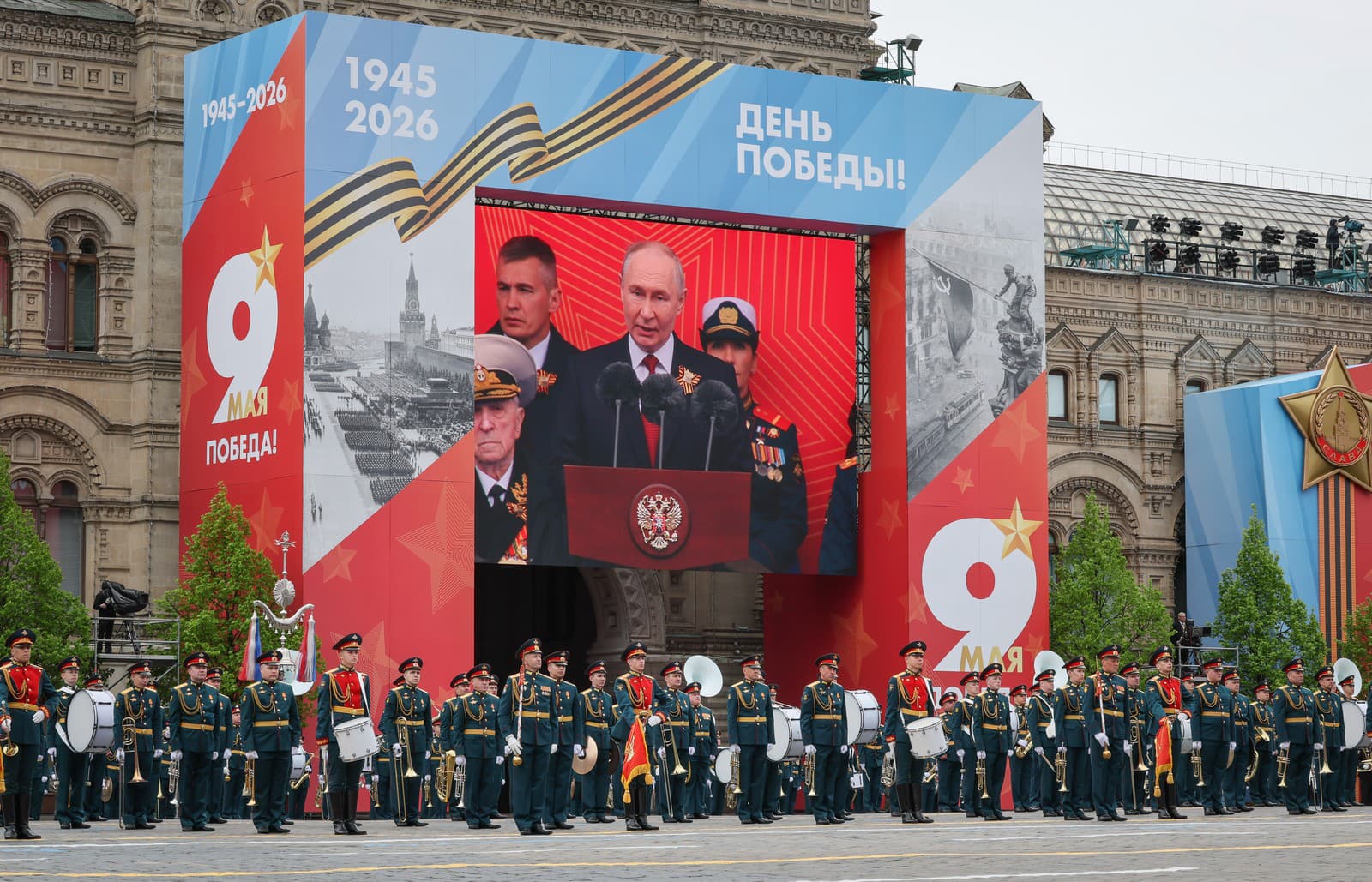 Ruský prezident Vladimir Putin je na obrazovke videný počas prejavu počas vojenskej prehliadky na Deň víťazstva v Moskve.