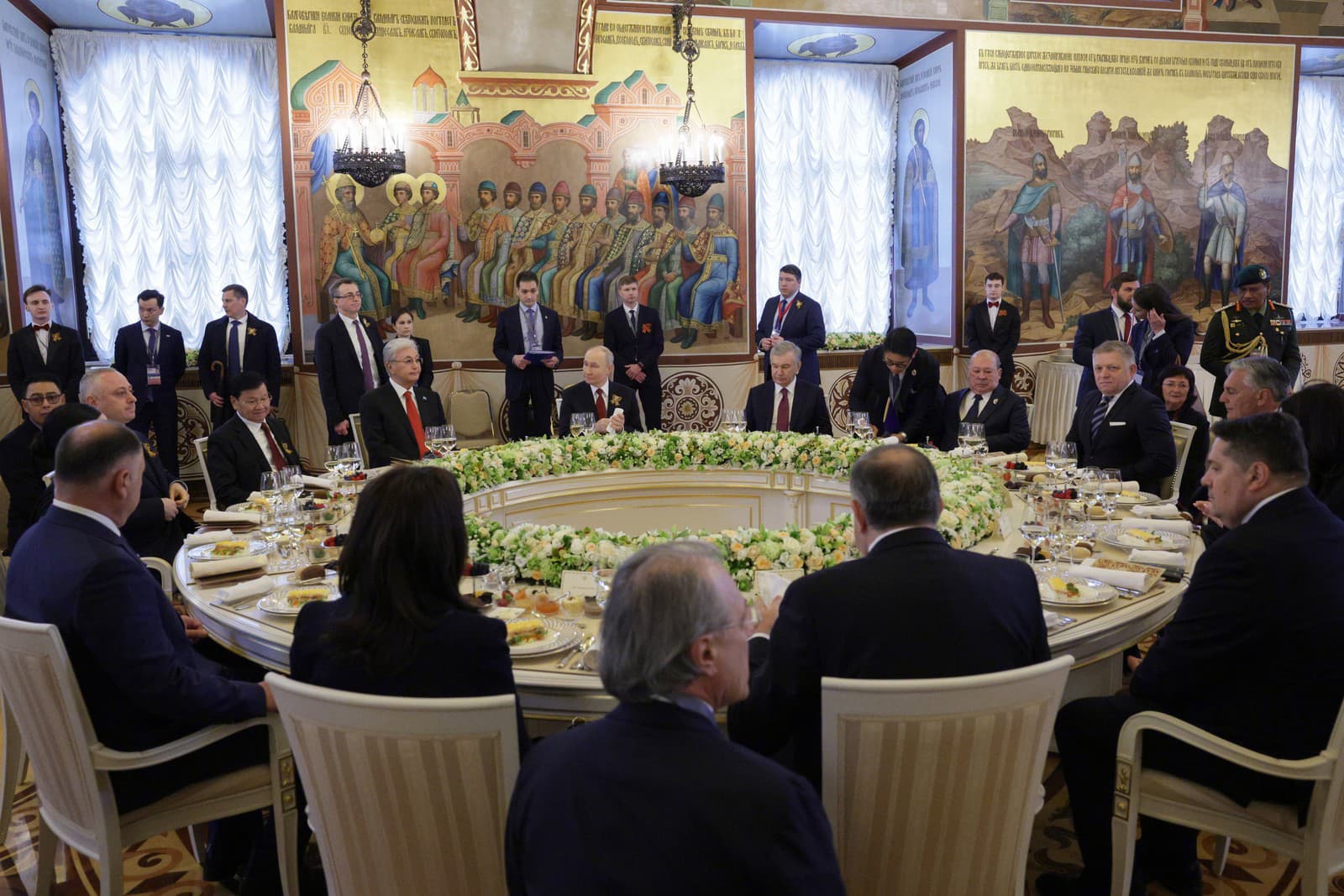 Ruský prezident Vladimir Putin (v strede) a vedúci zahraničných delegácií sa zúčastňujú recepcie pri príležitosti 81. výročia víťazstva nad nacistickým Nemeckom v druhej svetovej vojne v Fasetovej sieni Veľkého paláca Kremľa v Moskve.