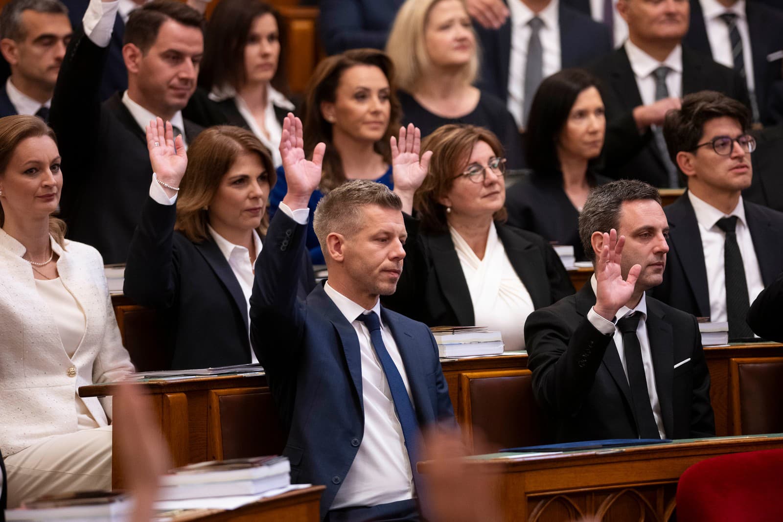 Novozvolený maďarský premiér Péter Magyar hlasuje pred inauguračným ceremoniálom v parlamente v Budapešti.