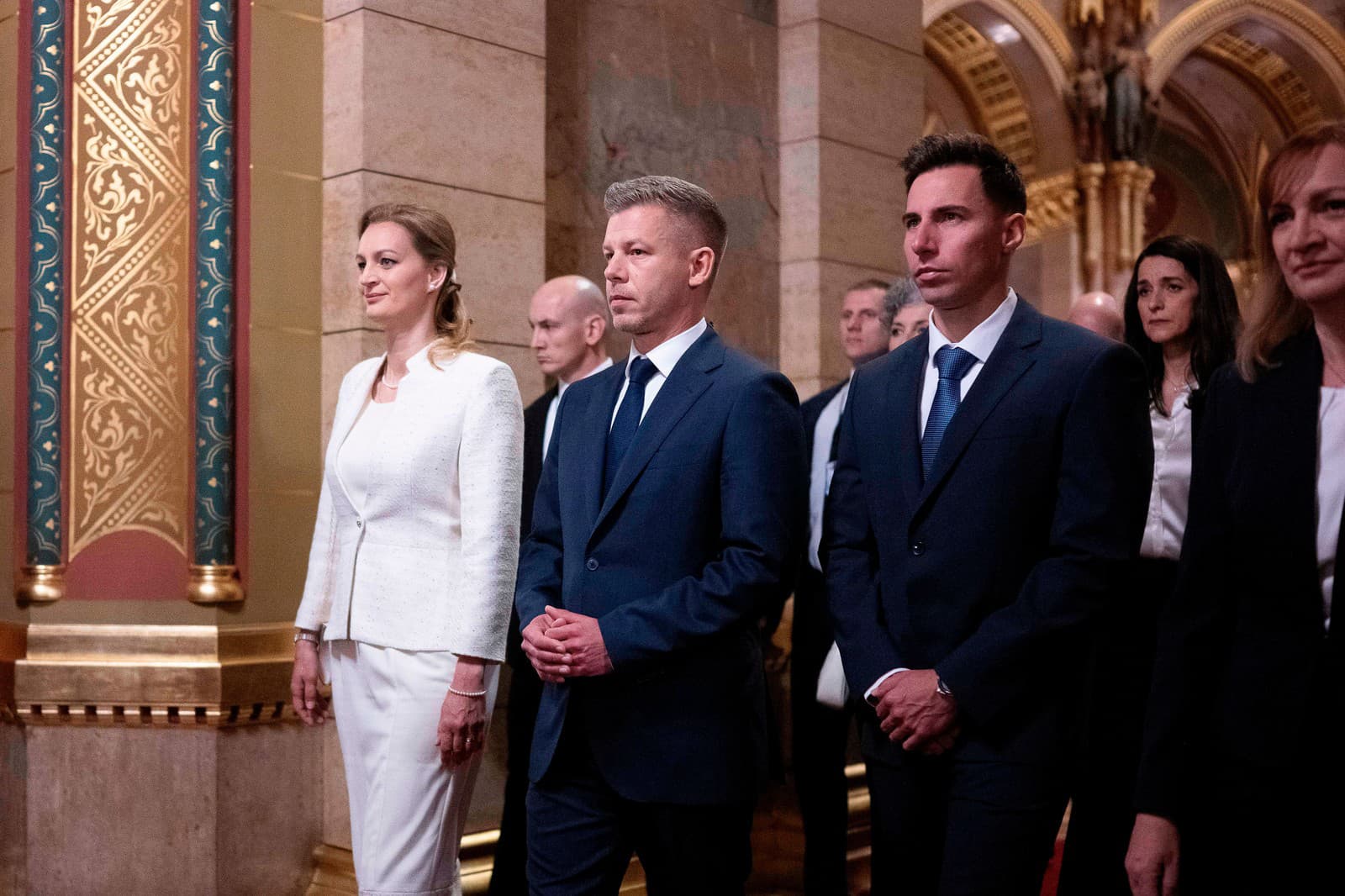 Na snímke Péter Magyar a Ágnes Forsthofferová prichádzajú na ustanovujúce zasadnutie parlamentu Maďarska.