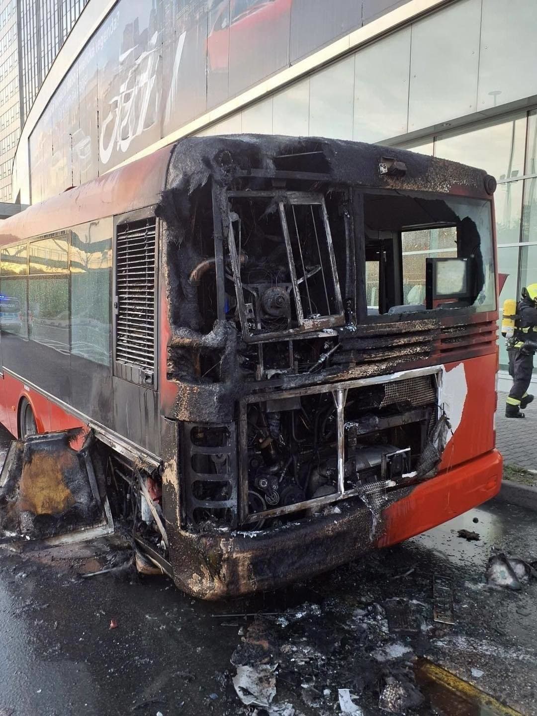 V Bratislave horel autobus.