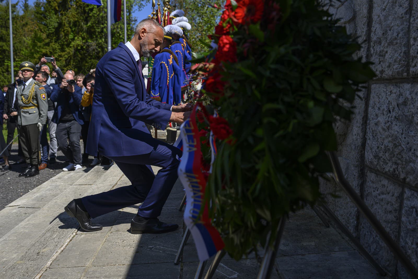 Oslavy 81. výročia víťazstva nad fašizmom v Liptovskom Mikuláši na Pamätníku a vojenskom cintoríne Háj-Nicovô, na símke predseda NR SR Richard Raši.