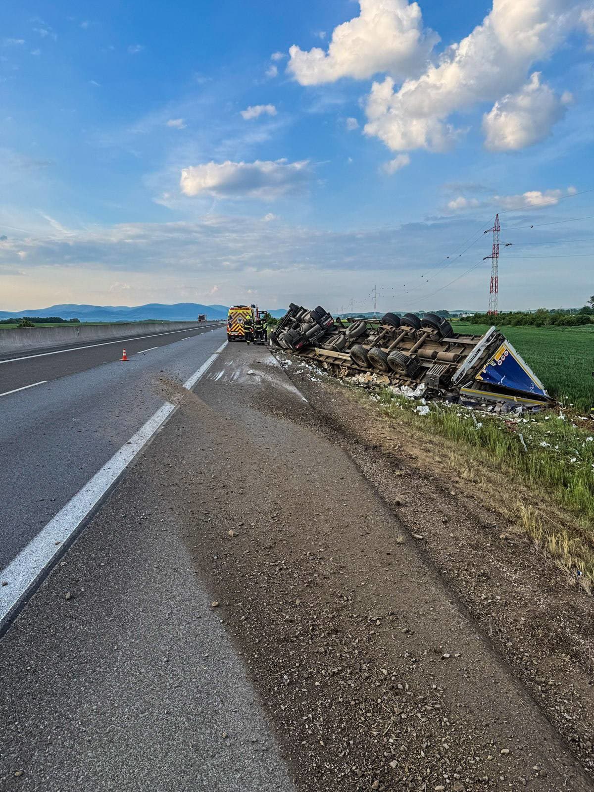 Na R4 pri Košiciach sa prevrátil kamión.