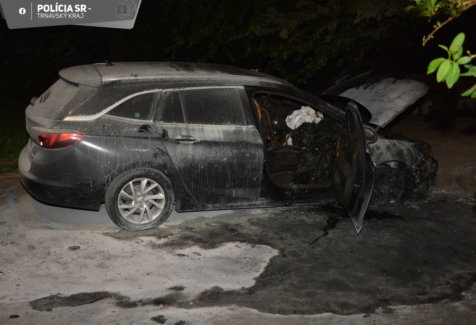 Polícia objasnila sériu podpaľačských útokov na osobné vozidlá v Senici.